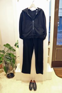 エフォートレスに洗練されたカジュアルなセットアップ